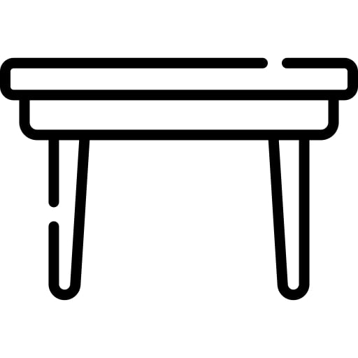 Esstisch mit vier Stühlen auf einem weißen Hintergrund mit Dekorationen auf dem Tisch